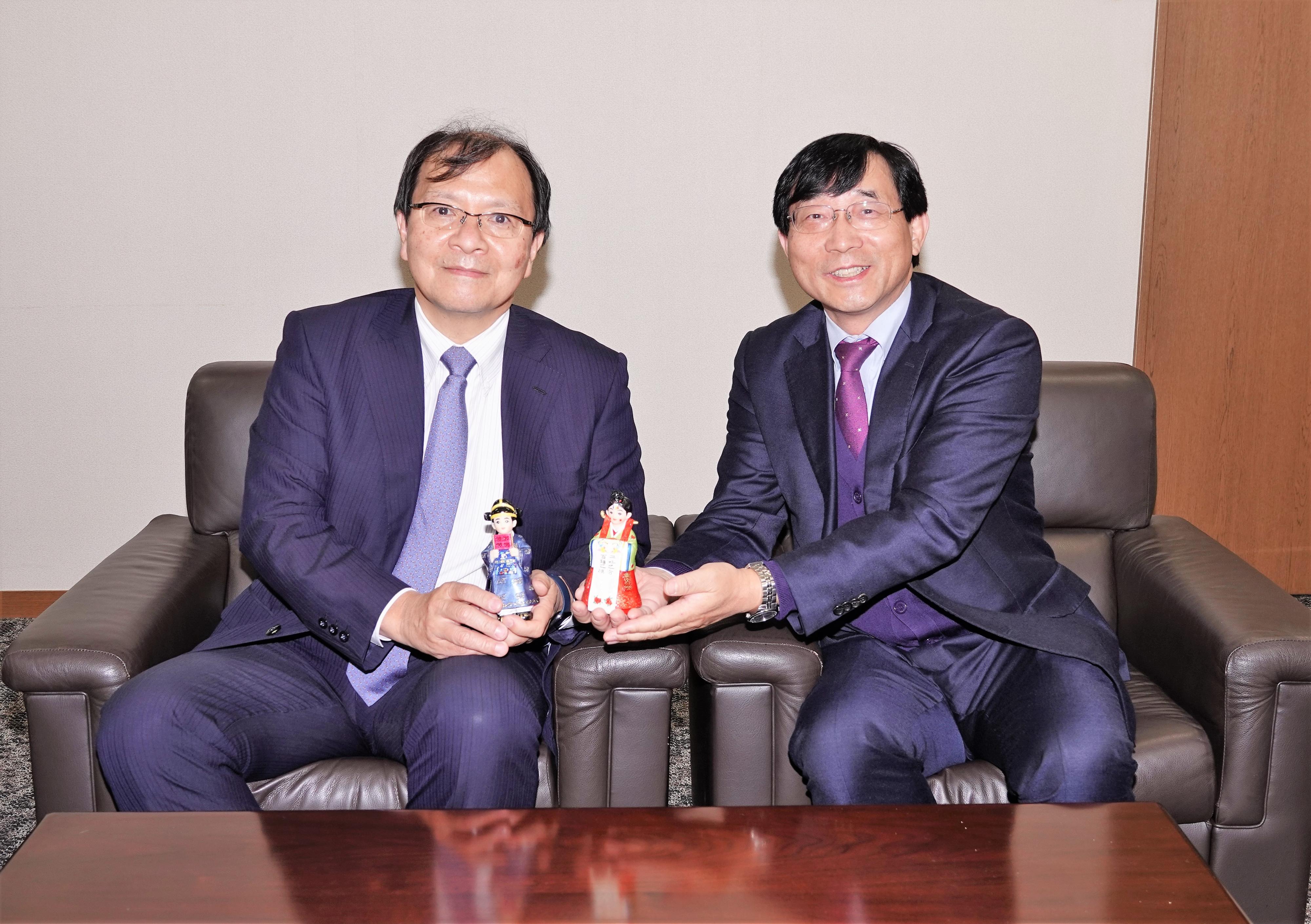 国立がん研究センター 理事長 中釜斉と韓国国立がんセンター総長Dr Hong Gwan Seoの写真