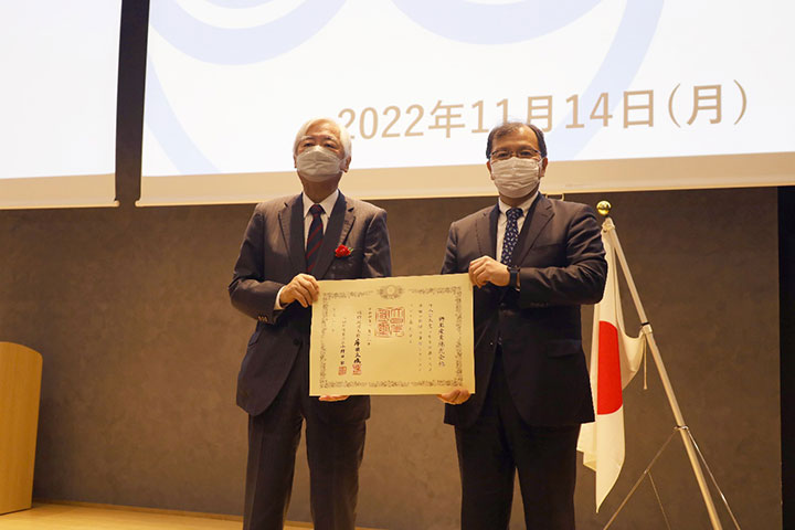 興亜産業株式会社 竹中代表取締役社長と中釜理事長の写真