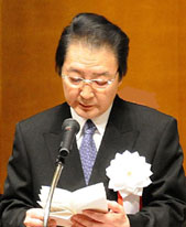 式辞を読む理事長 嘉山 孝正