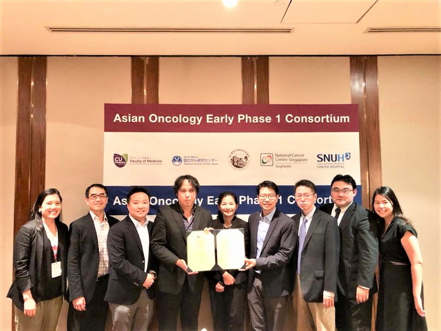 覚書を手にするアジアがん早期新薬開発（フェーズ1）コンソーシアム提携メンバーの代表研究者