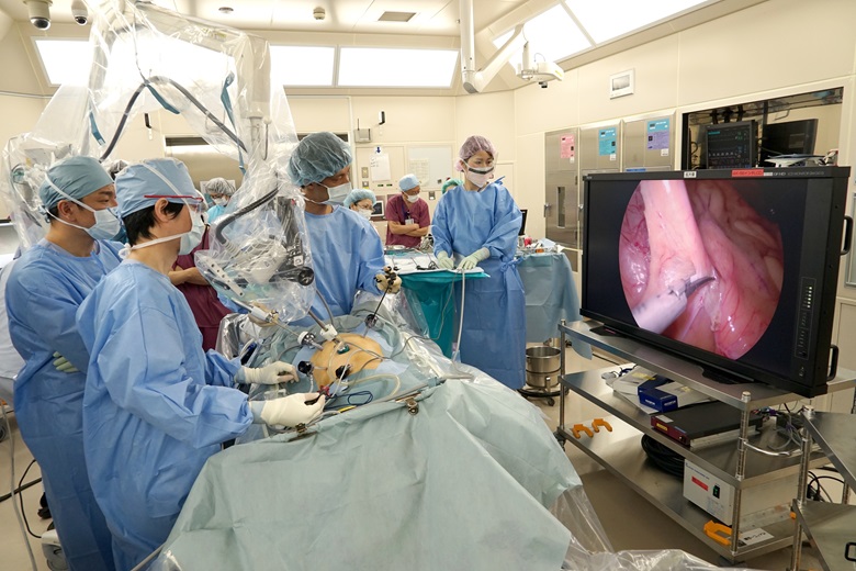 8K硬性内視鏡手術システム 手術の様子2