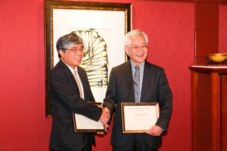 同時受賞の崇城大学DDS研究所　前田　浩特任教授と共にの画像
