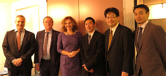エーディット・スキッパーズ保健・福祉・スポーツ大臣（左から3人目）の画像