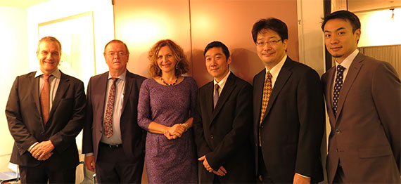 エーディット・スキッパーズ保健・福祉・スポーツ大臣（左から3人目）の画像
