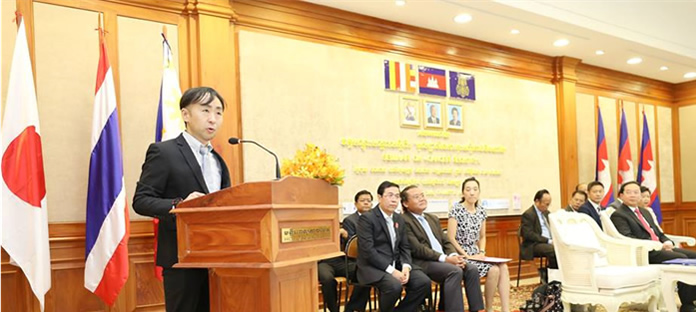 カンボジア研修の開会式の写真：左・松田智大