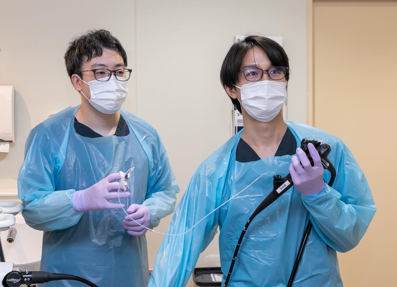 内視鏡を操作している医師の画像