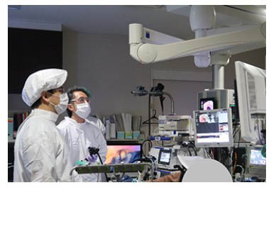 モスクワへLive配信中の手術室（左から）水口先生、斎藤先生