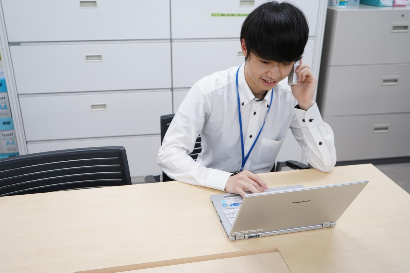 モニター写真_電話中