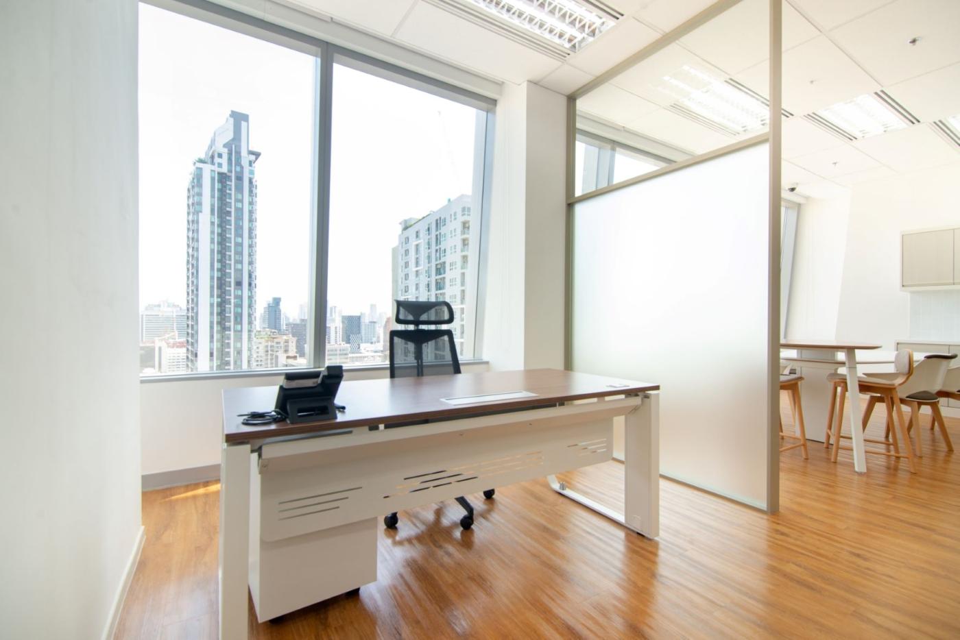 Managers_desk3_light.jpg