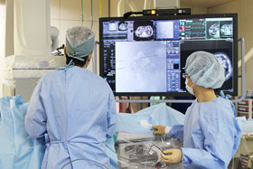 モニターに映し出される画像で腫瘍や臓器などの位置を見ながら治療を行いますの画像