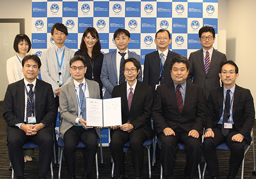 MOU signed with Clinical Research Malaysia, (Front row from left) Drs Nakamura, Shimada, Takei, Kasamatsu-Director of Research and Development Division at the Health Policy Bureau (MHLW), Komoto- Director of Cancer and Disease Control Division at the Health Service Bureau (MHLW)