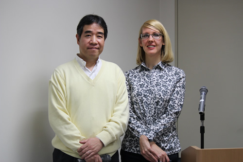 間野博行 研究所長（左）とCatherine Potenski　副編集長（右）の写真