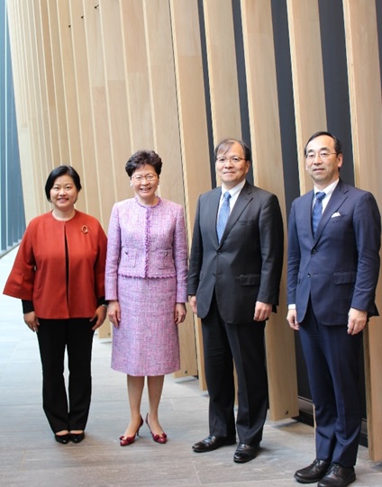 (左から)ヨン首席代表、ラム行政長官、中釜斉、和田充弘総領事